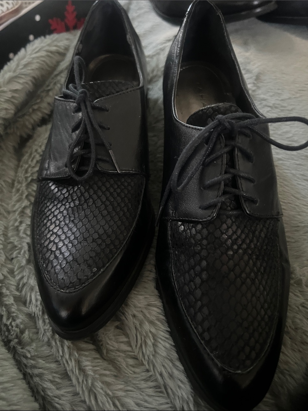 TAHARI women’s embossed snake Lace-Up Dress Shoes